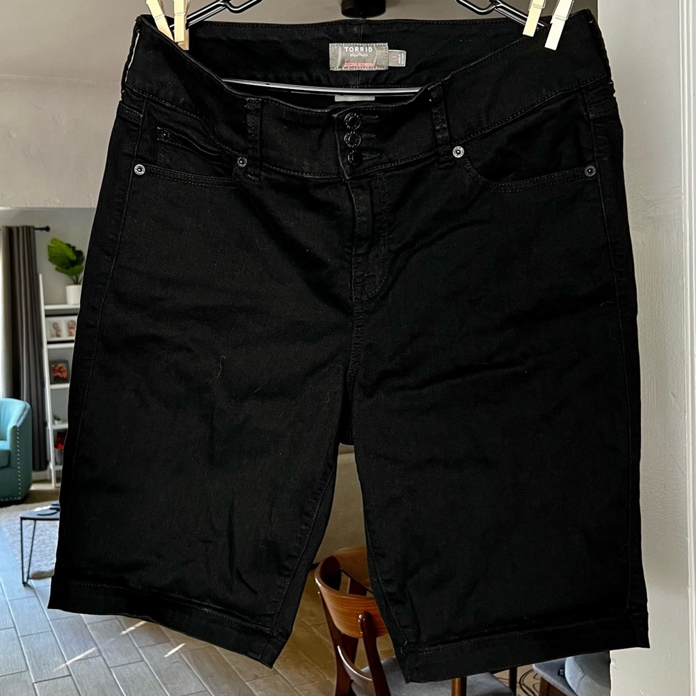 Torrid Black Jegging Bermuda Shorts Size 16 EUC